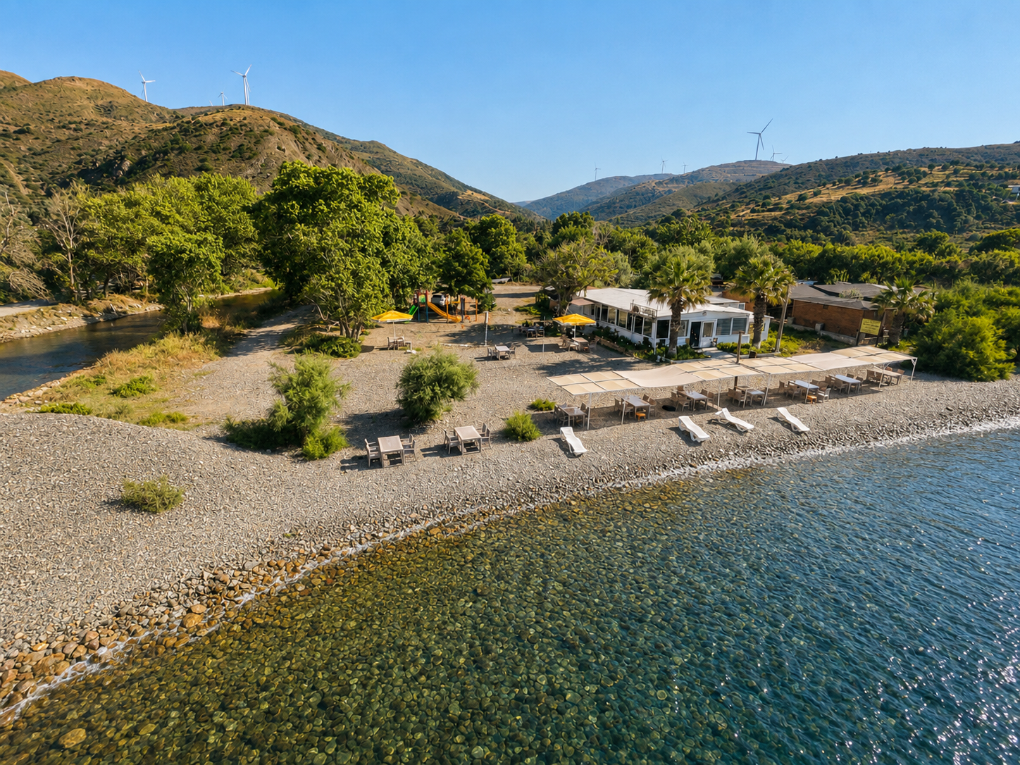 Bahçe ve deniz manzarası